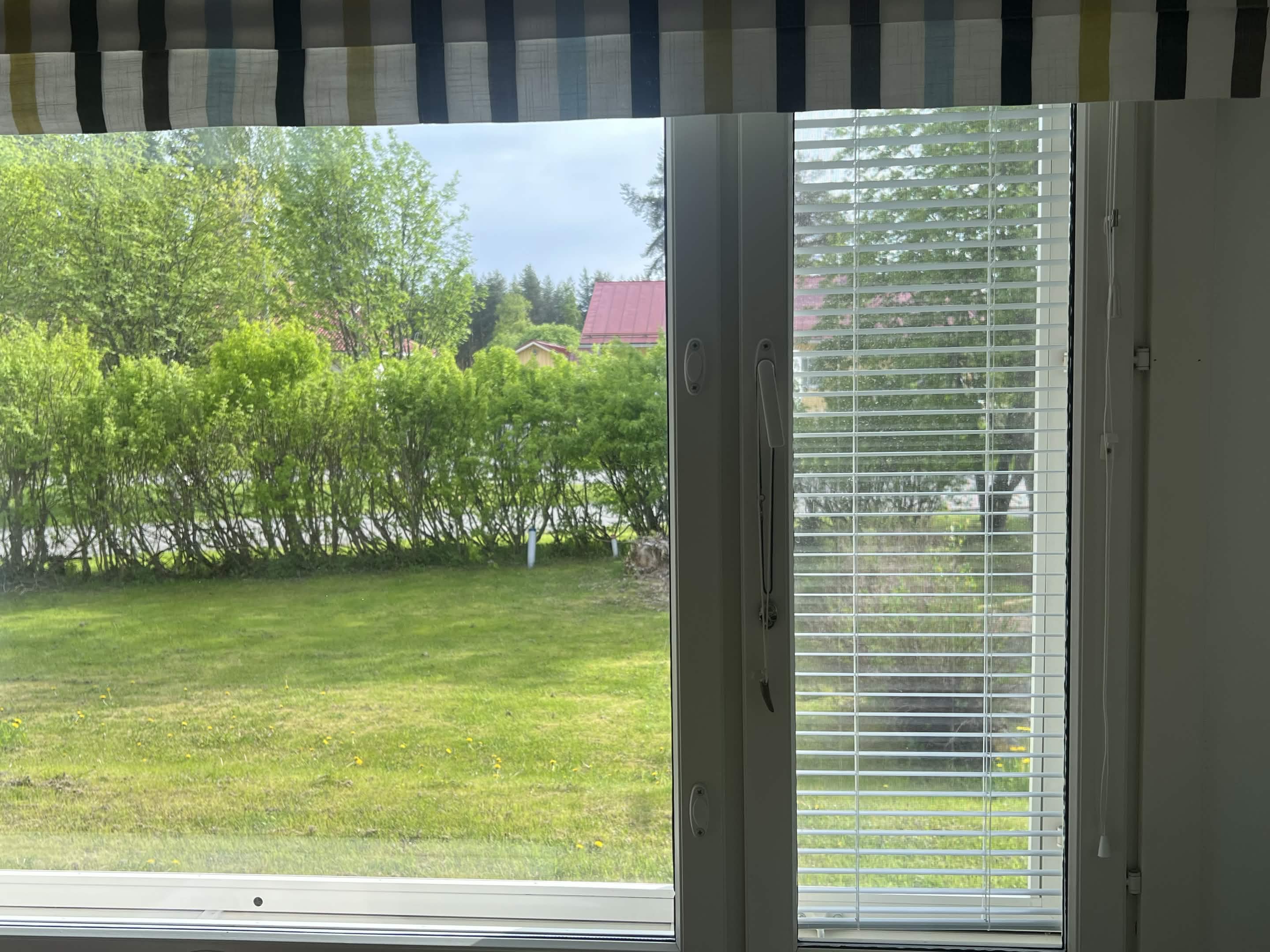 Ikkuna ennen ja j&auml;lkeen pesun, vertailukuva